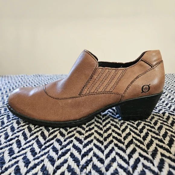 BORN 'Rissa' Handcrafted Footwear Tan Leather Short-Heeled Ankle Boots: Size 9 - Picture 12 of 12